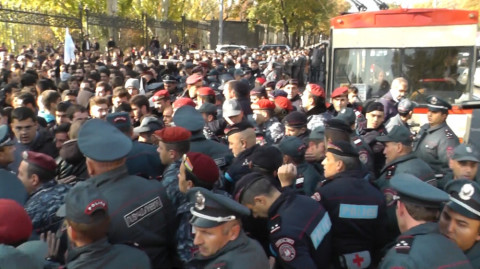 Քաշքշուկ ոստիկանների եւ դասադուլ անող ուսանողների միջեւ
