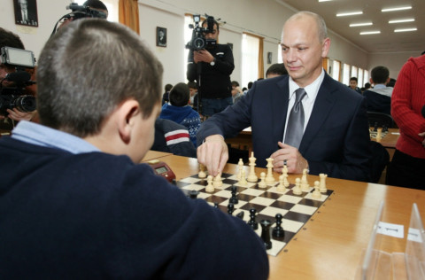 Tony Fadell defeated by young Armenian chess player