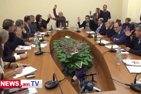 Աշոտյանը «հուշում» է Հերմինե Նաղդալյանին՝ ինչպես քվեարկել ԵՏՄ-ից դուրս գալու հարցին