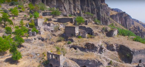 Ճանապարհորդություն Հին Խոտ. Լենկ Թեմուր, թթի օղի եւ ժայռերից աճող տներ