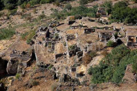 Հին Խոտ. վայր, ուր տները «աճում են» ժայռերից