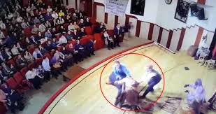 Թուրք դերասանին ծեծել են հենց բեմի վրա