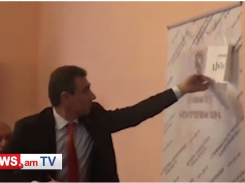 Ցուցարար ուսանողների «ֆլեշմոբը». թռուցիկներ են փակցնում կրթության փոխնախարարի գլխավերեւում