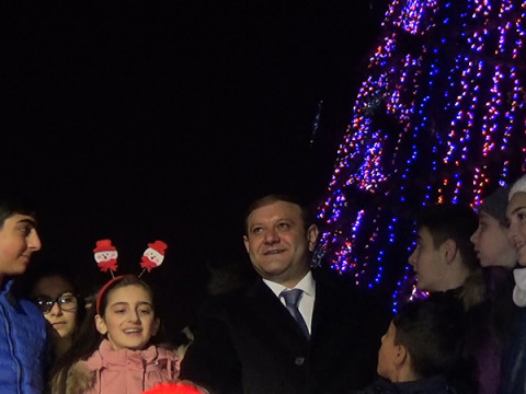 Երեւանի գլխավոր տոնածառի լույսերը վառվեցին