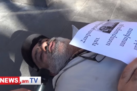 «Հարությունյան, ստորագույն ստախոս ես». Գասպարին պառկել է ՊԵԿ-ի շենքի դիմաց