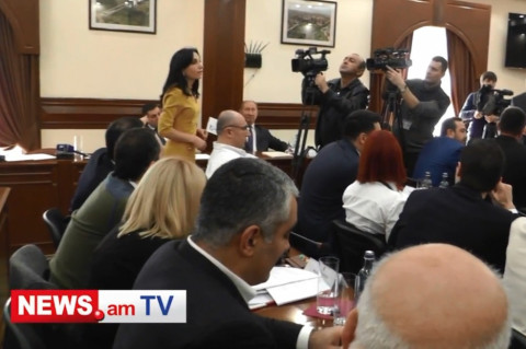 Ավագանու նիստին ՀՀԿ-ականները ծաղրում եւ հեգնում են Մարինա Խաչատրյանին