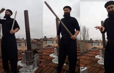 Թուրք տղամարդն իր տան տանիքին սպասում է Սանտային, որ ծեծելով հավատափոխ անի