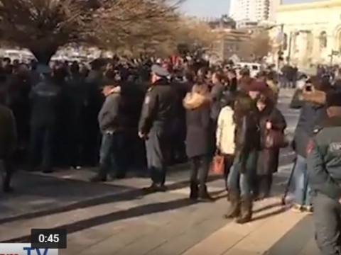 «Աջ ղեկ»-ի բողոքի ակցիան Կառավարության շենքի մոտ. ցուցարարները պահանջում են վարչապետի հետ հանդիպում