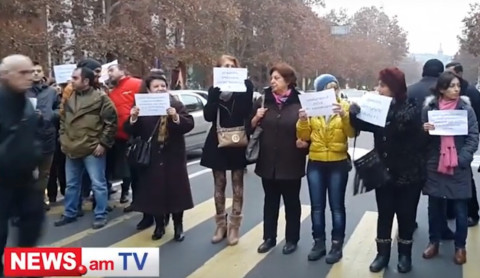 «Սասնա ծռերի» աջակիցները փակեցին Մաշտոցի պողոտան եւ Ամիրյանը. ոստիկանները նրանց հեռացրին