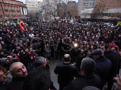 Մեկնարկեց «Ելք» դաշինքի երթը. Մասնակիցները կանաչ «Ջորի» են բրդում
