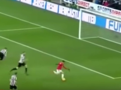 Alexis Sánchez fails to score into empty net