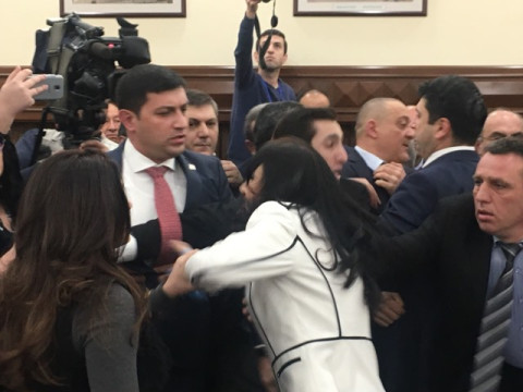 Ապտակներ, գոռգոռոցներ, «մազ քաշոցի» Երեւանի ավագանու նիստին