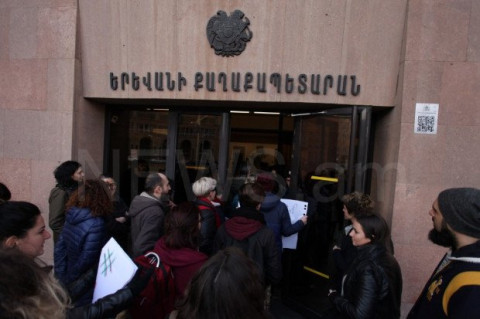 Ոստիկանները բռնի ուժով ակտիվիստներին հեռացրին քաղաքապետարանից