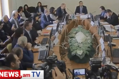 ՀՀԿ-ն կարմիր ասելով երբեմն նկատի ունի սեւ, սպիտակ կամ նույնիսկ բազկաթոռ. Փաշինյան