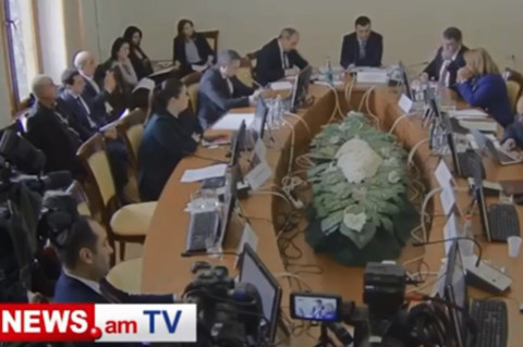 ԱԺ-ում Փաշինյանը սոխի մասին անեկդոտ պատմեց, Կոստանյանը լքեց դահլիճը