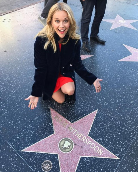 Reese Witherspoon polishes her star on Hollywood Walk of Fame