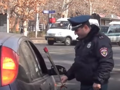 Երեւանում ոստիկանները ծաղիկներ են բաժանում կին վարորդներին