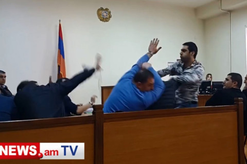 «Արա, այ мусор». դատարանում ամբաստանյալը բարձրախոսով հարվածեց մյուս ամբաստանյալին