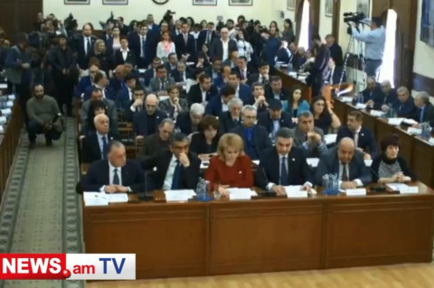 Ավագանու նիստին հարգեցին «Մարտի 1»-ի զոհերի հիշատակը. ՀՀԿ-ականները ոտքի չկանգնեցին