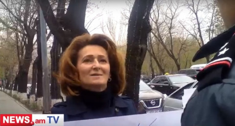 Սպանված երիտասարդի մոր բողոքի ակցիան՝ նախագահականի դիմաց