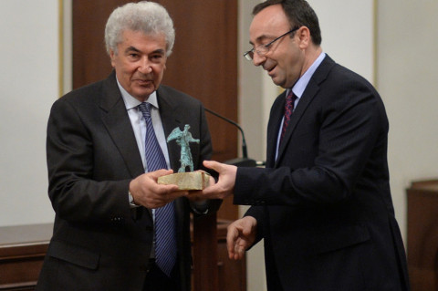 Գագիկ Հարությունյանն է՝ սերմը ձեռքին. Հրայր Թովմասյանի նվերը՝ ՍԴ առաջին նախագահին