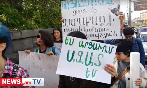 «Կապույտի մեջ թեմա կա՞». բողոքի երթ Երեւանում՝ ի աջակցություն Ասյա Խաչատրյանի