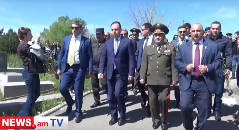 Քառօրյայում զոհված հերոսների հարազատները, պաշտոնյաներն ու քաղաքացիները՝ «Եռաբլուր» պանթեոնում