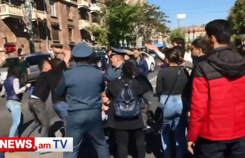 Ինչպես են Հերացի փողոցում քաղաքացիները ծեծում ցուցարարներին