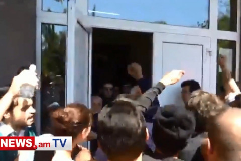 Ցուցարարները փորձում են ներխուժել Խանջյան փողոցի դպրոցներից մեկը