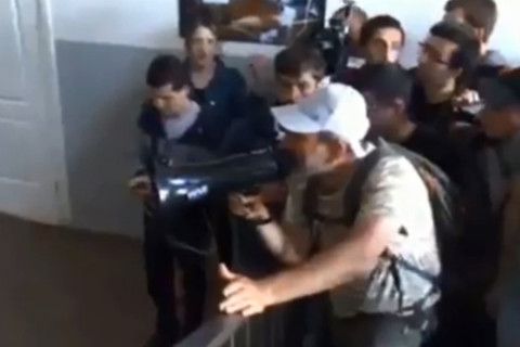 «Դա-սա-դուլ, դա-սա-դուլ». ցուցարարները մտան Մանկավարժական համալսարան