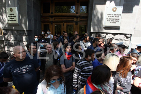 Ակտիվիստները շրջափակում են պետական հաստատությունների շենքերն ու նստացույց անում
