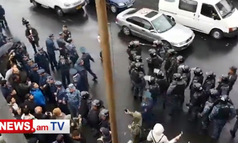 Ցուցարարները փակել են Արշակունյաց պողոտան. մեծ թվով ոստիկաններ են ժամանել