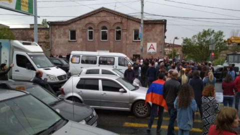 Ցուցարարները մի քանի ժամով փակեցին Դավիթ Անհաղթի փողոցը