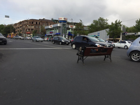 Ցուցարարներն աղբամաններով ու նստարաններով փակել են Աբովյան-Մոսկովյան խաչմերուկը