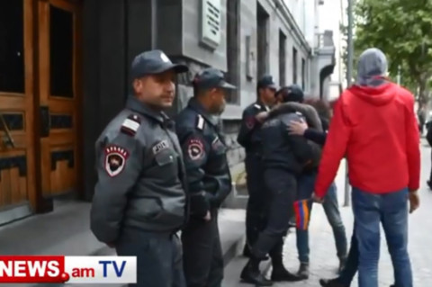 No comment. ցուցարարի եւ ոստիկանի գրկախառնությունը