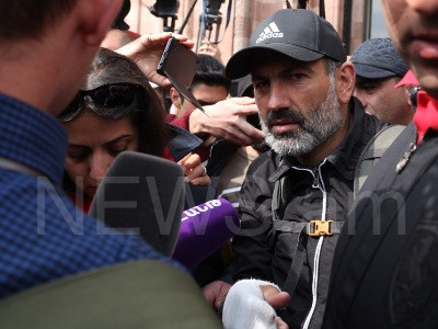 Շենգավիթի ոստիկանության մոտ ցուցարարների եւ ոստիկանների միջեւ քահանաներ են կանգնել