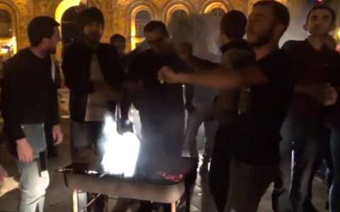 No comment. Խորովածը՝ Հանրապետության հրապարակում