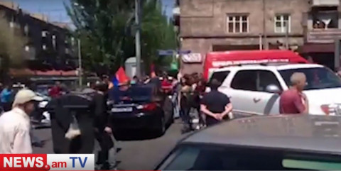 Ցուցարարները մեքենաներով փակել են Կոմիտաս-Փափազյան խաչմերուկը