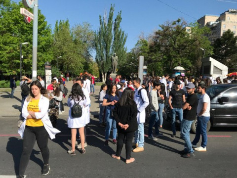 Ցուցարարները փակել են Երեւանի կենտրոնական եւ ծայրամասային փողոցները