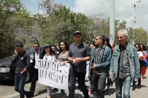 «Դեմ ես Սահակին, սիգնալ տուր». Շիրակի պետհամալսարանի ուսանողների երթը Գյումրիում