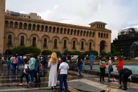 Երիտասարդները մաքրում են Հանրապետության հրապարակը