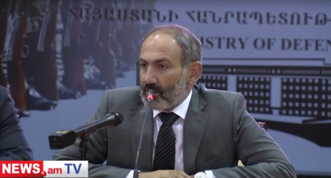 Վարչապետ Նիկոլ Փաշինյանը ՊՆ-ում ներկայացրեց նորանշանակ նախարարին