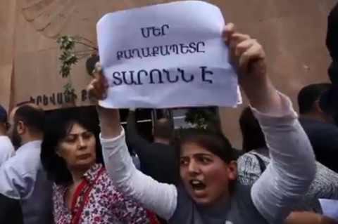 «Տարոնը մերն ա, Տարոն՝ վարչապետ». Երեւանի քաղաքապետի աջակիցներն ակցիա են արել