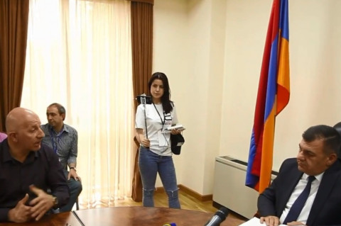 Բողոքող տաքսիստների հանդիպումը տրանսպորտի նորանշանակ նախարարի հետ