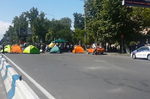 «Սասնա ծռերի» աջակիցները 2-րդ օրն է՝ փակ են պահում Արշակունյաց պողոտան