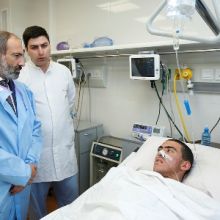 Նիկոլ Փաշինյանը զինվորական հոսպիտալ է այցելել
