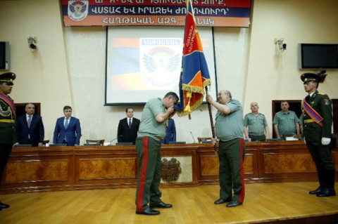 Մովսես Հակոբյանը ԳՇ նորանշանակ պետ Արտակ Դավթյանին փոխանցեց ԶՈՒ-ի ռազմադրոշը
