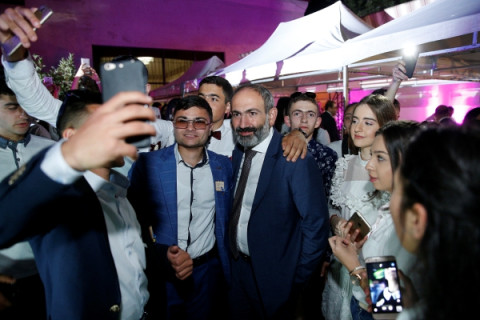 Վարչապետը միացել է շրջանավարտներին կառավարական ամառանոցում