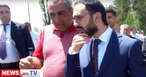 Ինչի մասին են զրուցում Սամվել Ալեքսանյանն ու փոխվարչապետը