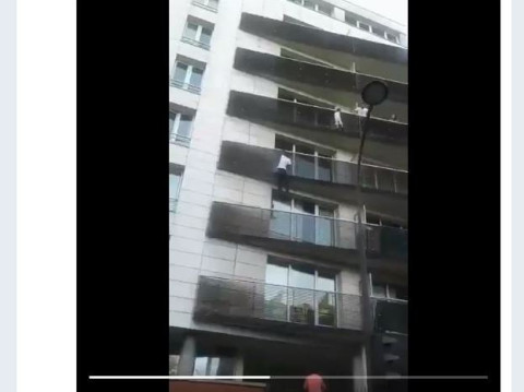 Ֆրանսիայում ներգաղթյալը փրկում է պատշգամբից կախված երեխային